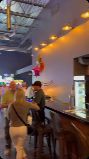 Happy's 店内的吧台与休息区