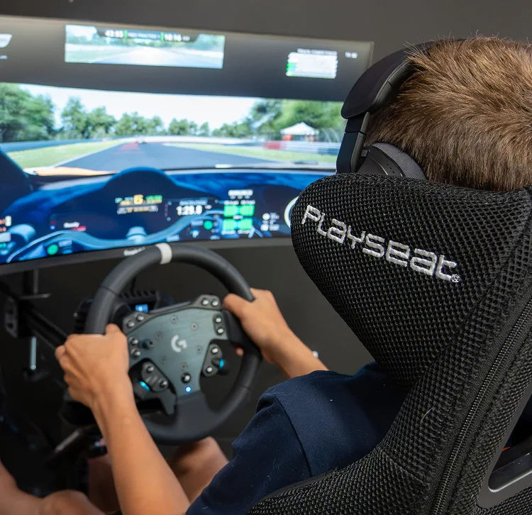 APX Sim 的玩家和 Playseat 赛车座舱