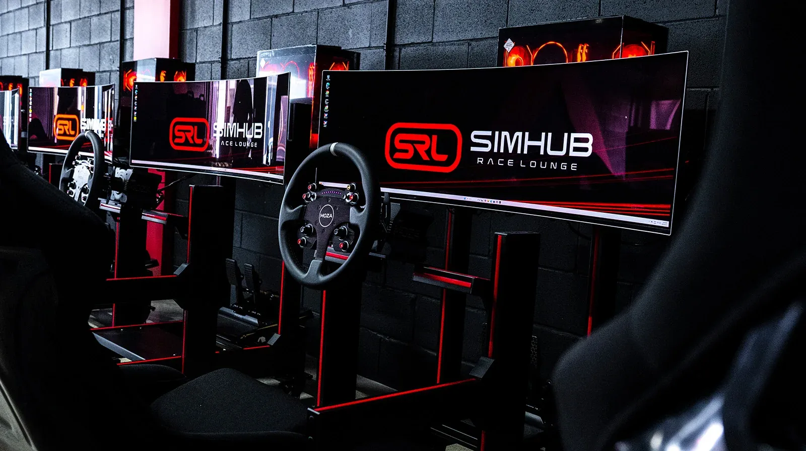 SimHub Race Lounge 场内的赛车模拟器和品牌显示屏