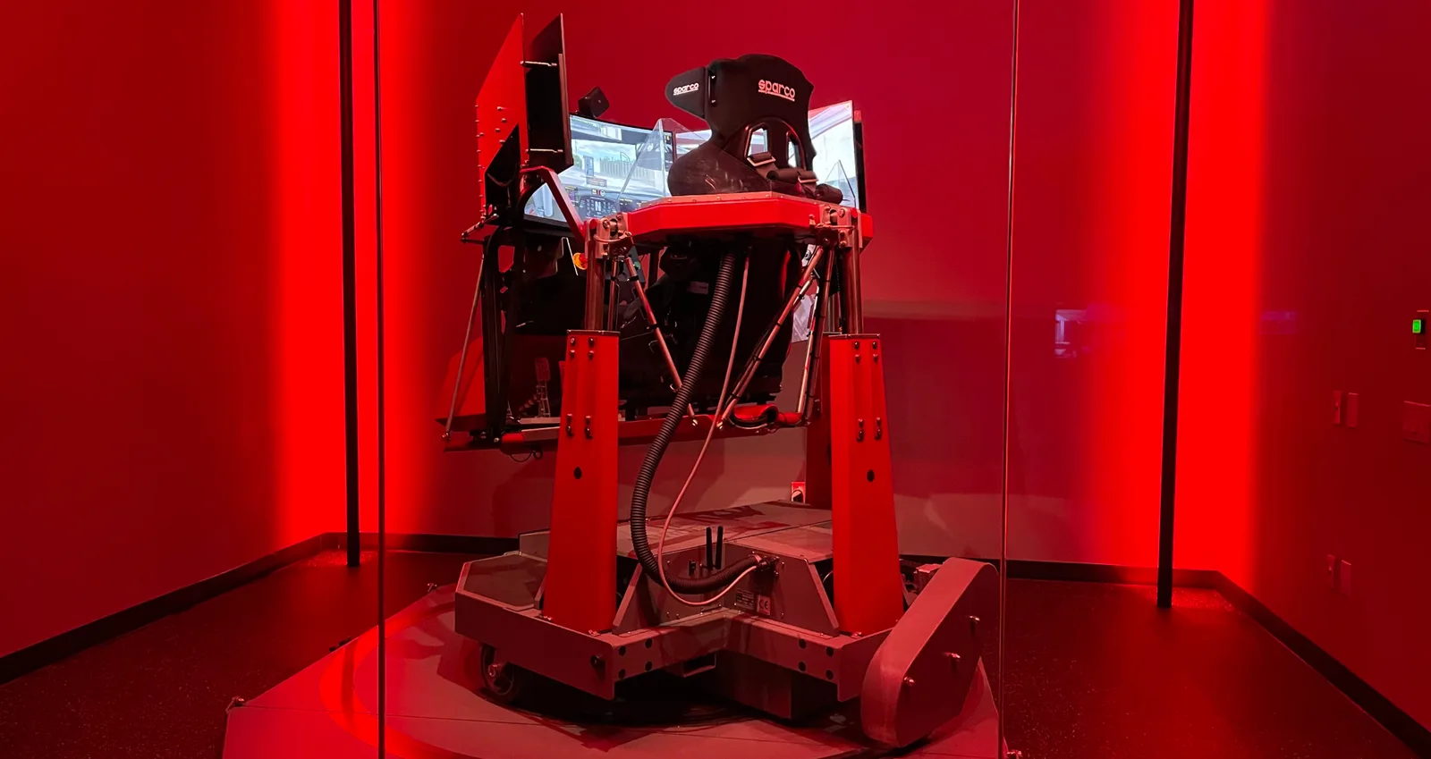 HIP Motorsports 红色灯光房间内的连续旋转赛车模拟器