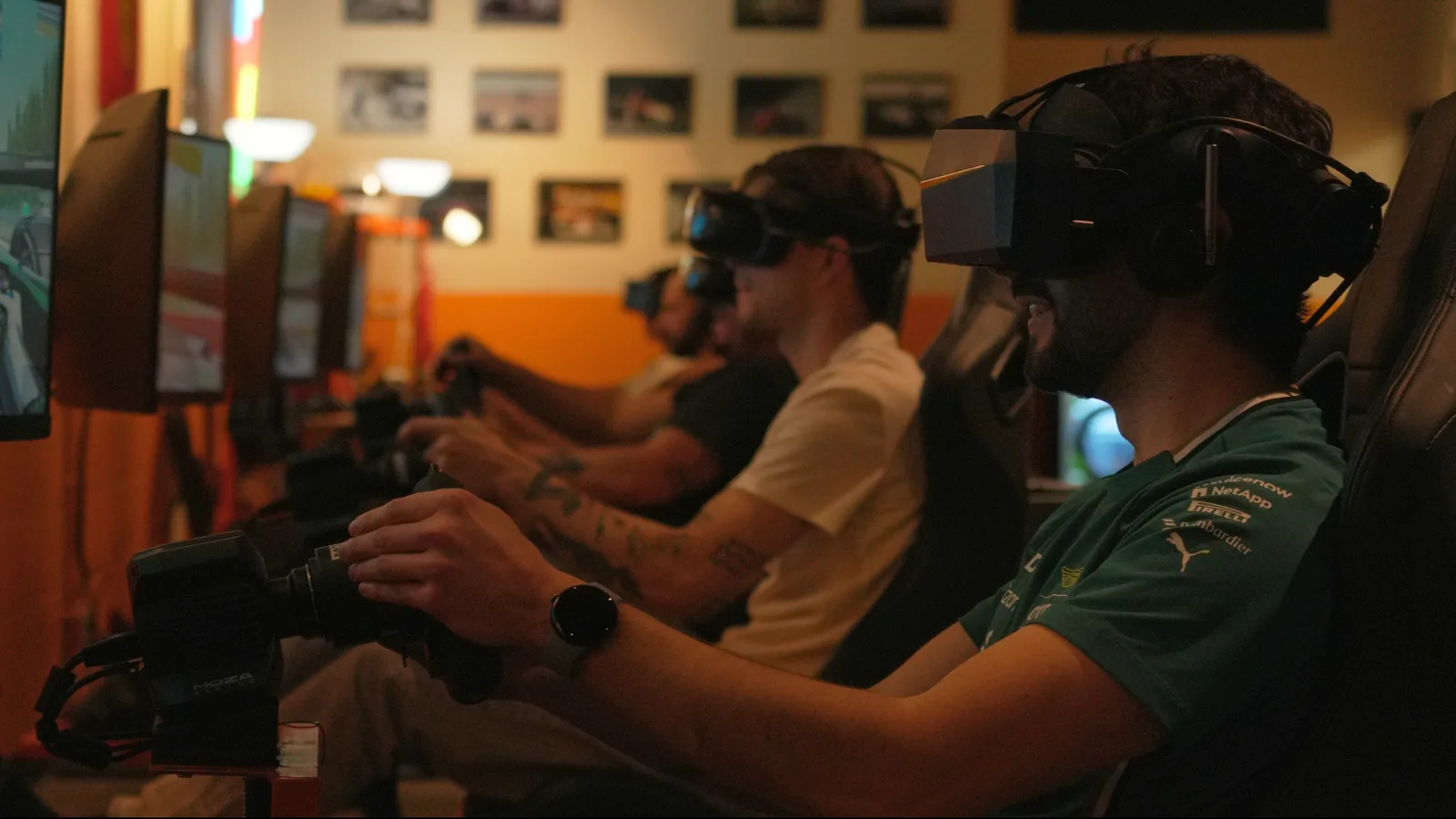 玩家在 TracksVR 使用 VR 赛车模拟器。