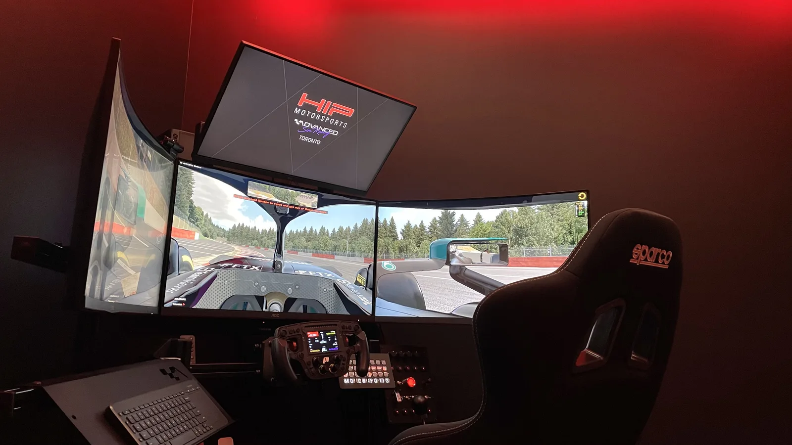 HIP Motorsports 的三屏赛车座舱