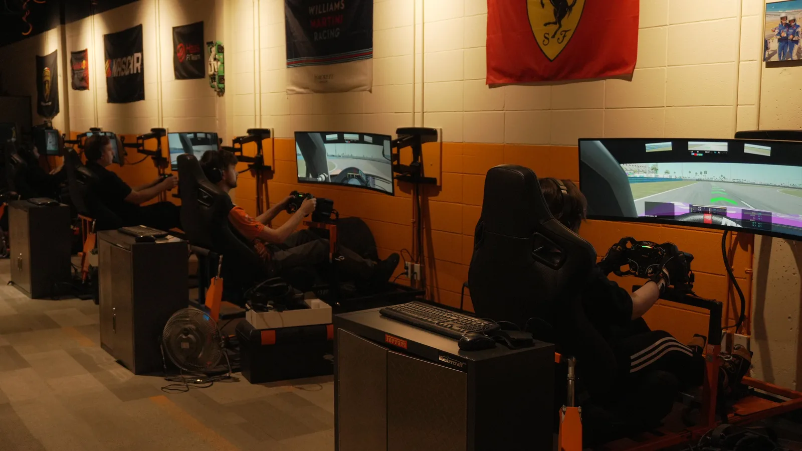卡尔加里 TracksVR 场馆内成排的赛车模拟器。